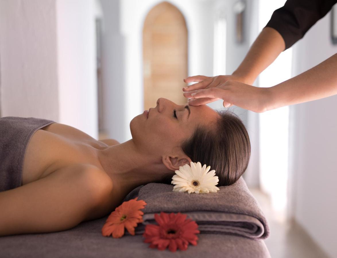 Les Jardins De La Medina Hotel Marrakesh Exterior foto A woman receiving a facial massage