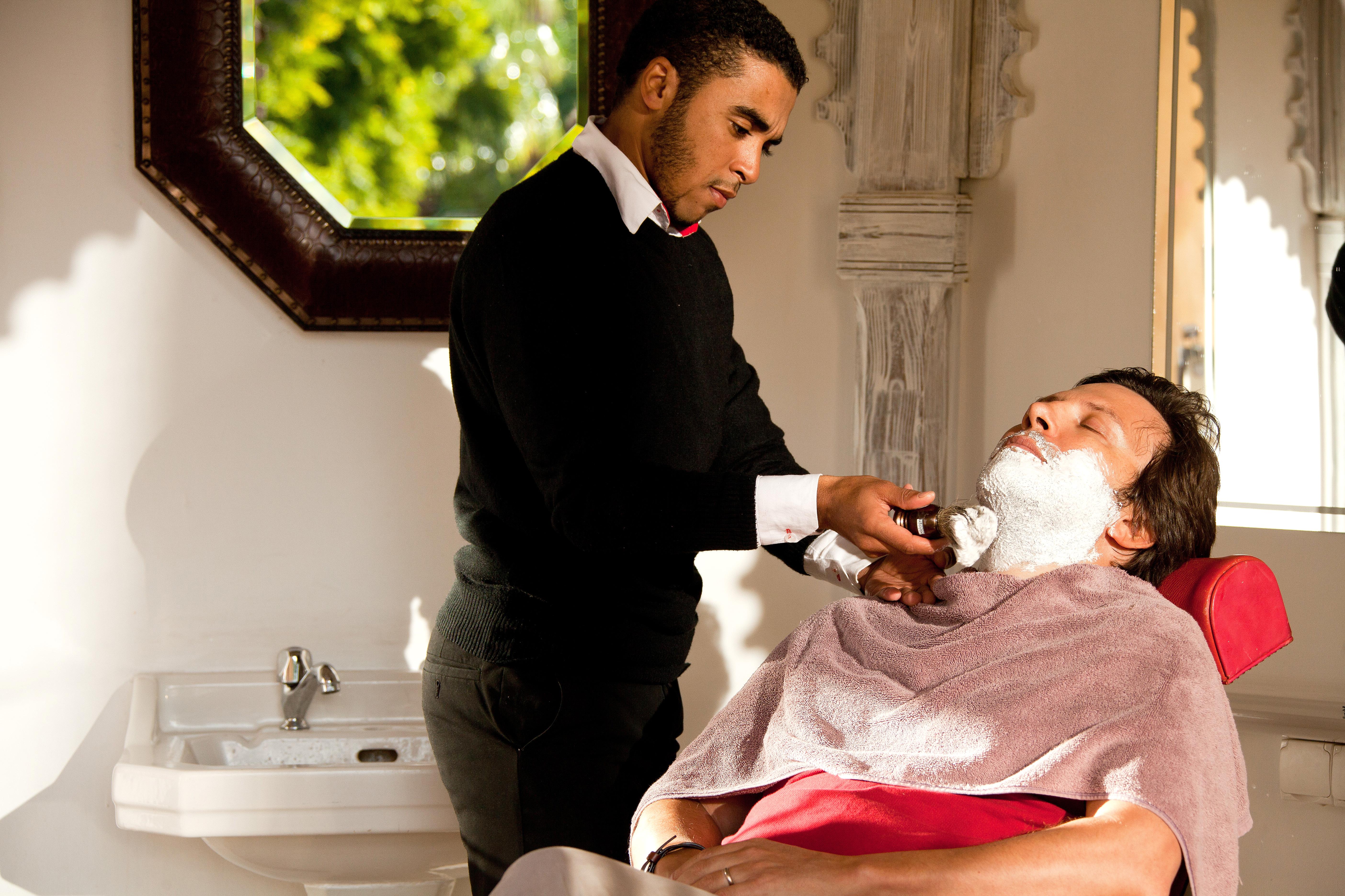Les Jardins De La Medina Hotel Marrakesh Exterior foto A barber shaving a man