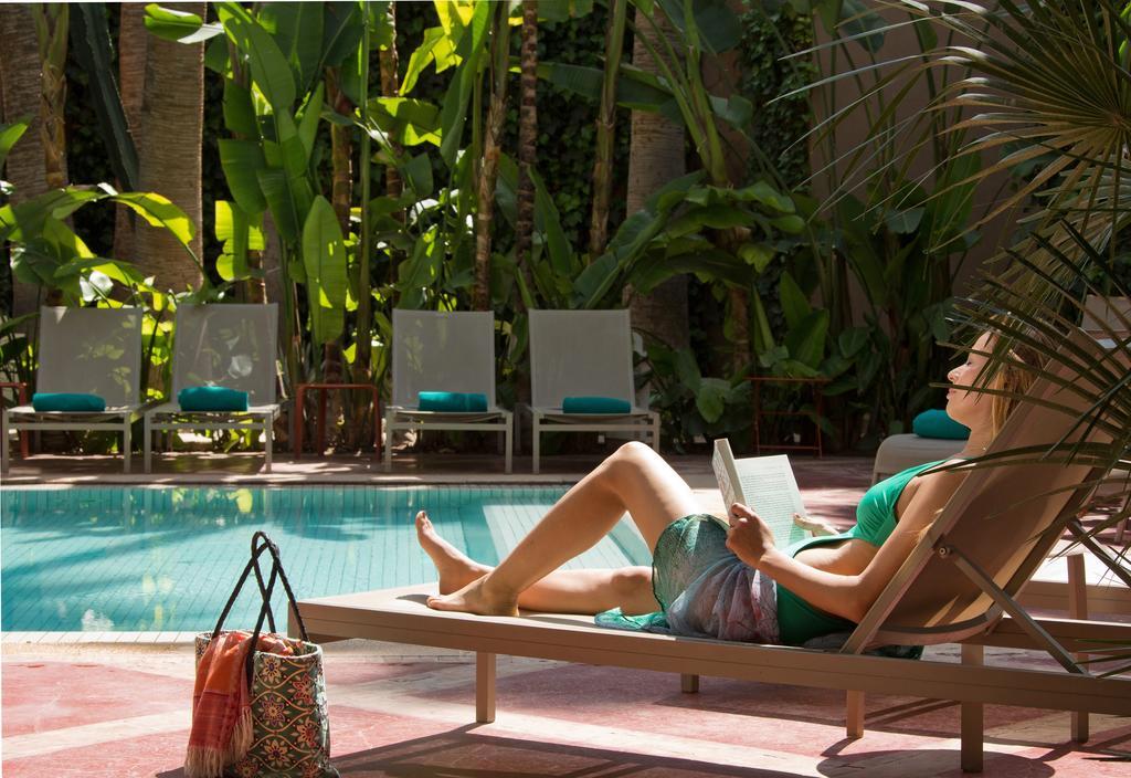 Les Jardins De La Medina Hotel Marrakesh Exterior foto A woman sunbathing