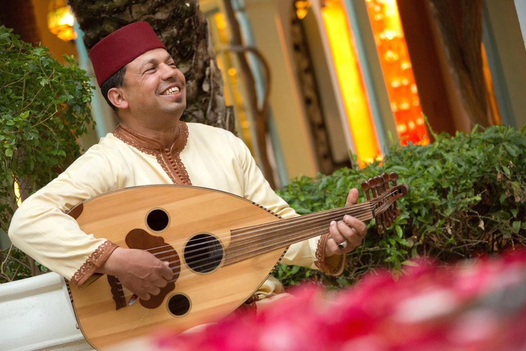 Les Jardins De La Medina Hotel Marrakesh Exterior foto A musician playing the oud